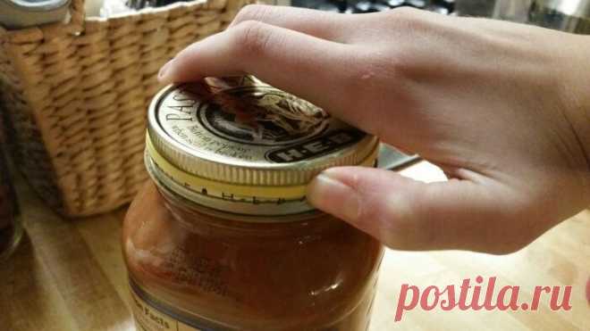 Как просто открыть банку с поворотной крышкой без помощи мужа