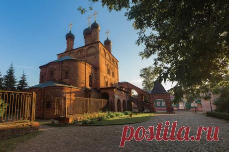 Крутицкое подворье – исторический памятник в самом центре Москвы. Возможно, вы каждый день ходите на работу где-то неподалеку и не знаете, что всего в паре шагов живет такая красота.