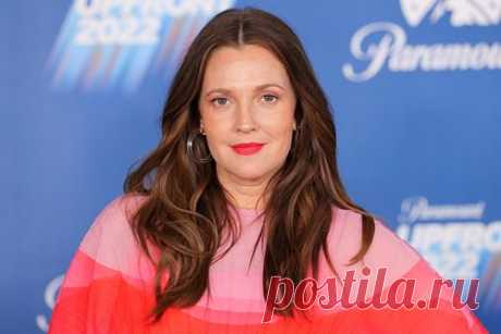 Дрю Бэрримор раскрыла необычный способ быть счастливой после разводов. Звезда «Ангелов Чарли» рассказала, что делает ее счастливой. По ее словам, толику счастья она находит в общении с бывшими избранниками и том, что радуется их успехам. Актриса отметила, что предпочитает работать над собой и над отношениями, а не притворяться, что бывших мужчин больше не существует.