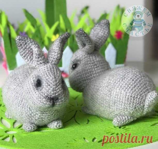КРОЛИК крючком
Автор описания -  Наталья Ерхова (Crochet by Natalia Erkhova).

Материалы :
1 Основная пряжа Lux Merino 50% Акрил, 50% Шерсть серого цвета.
2 Для глаз пряжа Ирис черного цвета.
Полубусины черного цвета.
3 Для оформления носа пряжа черного цвета.
4 Холофайбер для набивки.
5 Игла для сшивания, вышивки носа и утяжки.
6 Нить серая в тон для сшивания.
7 Крючок, ножницы.

При использовании рекомендованных материалов, длина кролика от мордочки до хвостика - 17 см.,...