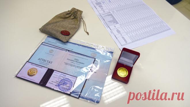 С родителей тюменских школьников, пришедших на вручение аттестатов, будут взимать плату. В школе под Тюменью сделали платным вход на церемонию вручения аттестатов для родителей. Об этом мать одного из школьников рассказала агентству URA.RU. Руководство образовательного учреждения в поселке Боровский решило провести вручение ...