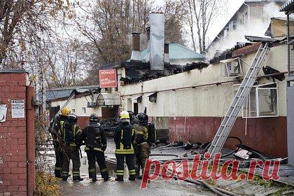 Устроивший пожар в костромском клубе признал вину. Мужчина, устроивший пожар в костромском ночном клубе «Полигон» в ночь с пятницы на субботу, 5 ноября, признал вину, пишет ТАСС со ссылкой на правоохранительные органы. По словам собеседника агентства, в ходе конфликта мужчина выстрелил из ракетницы, чем вызвал пожар в здании.