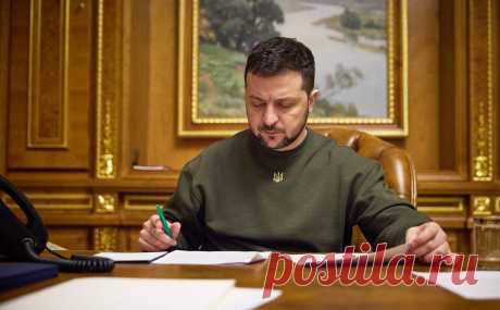 Зеленский подписал указы о санкциях против «похитителей украинских детей». Зеленский сообщил, что под санкции попали лица, причастные к «похищению украинских детей», помогающие «держать структуры наемников в России» и пытающиеся «поставить спорт на службу агрессии»