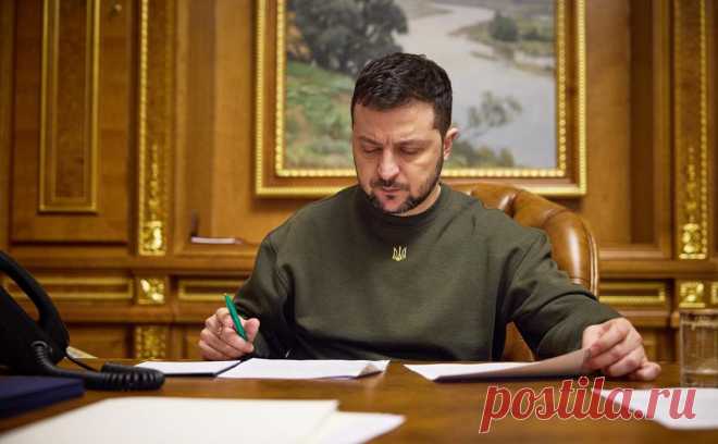 Зеленский подписал указы о санкциях против «похитителей украинских детей». Зеленский сообщил, что под санкции попали лица, причастные к «похищению украинских детей», помогающие «держать структуры наемников в России» и пытающиеся «поставить спорт на службу агрессии»