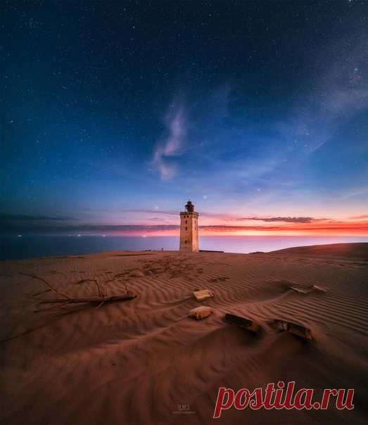 Заброшенный маяк Rubjerg Knude, Дания. Фотограф – Руслан Мерзляков. Доброй ночи.