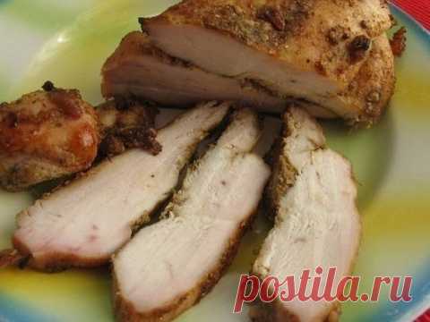 Пастрома из курицы Забудьте о колбасе 
Ингредиенты :- Филе куриной грудки - 2 шт. по 250 гр.- специи по вкусу- соль- чеснок- растительное масло.Приготовление:Соединить ваши любимые специи (у меня молотый кориандр, смесь перцев, хмели-суне…