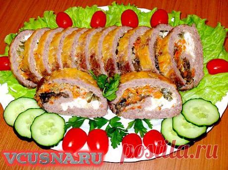 Мясной рулет с грибами и овощами..