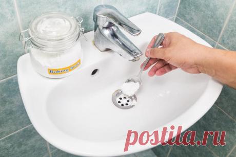 Для чистки сливных труб 
Сода поможет прочистить сливные трубы, конечно лишь в том случае, если они не сильно засорены. Для этого в слив засыпают 5 ст. ложек соды. Туда же выливают около 100 мл уксуса, и оставляют на час. Спустя указанное время промывают трубу большим количеством горячей воды