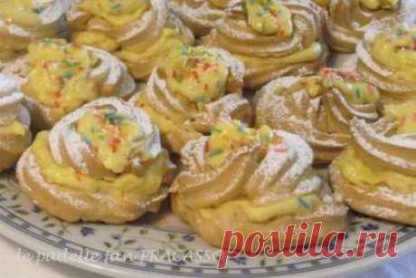 Zeppole di san giuseppe al forno, Ricetta Petitchef Mettere l'acqua in un pentolino e portare a bollore con burro e limone, togliere dal fuoco e aggiungere in un colpo solo la farina girando velocemente affinchè l'impasto si stacca dalle pareti della pentola. Trasferire in una ciotola e lasciare che...