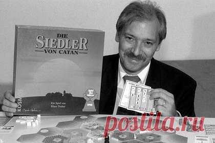 Умер создатель всемирно известной настольной игры. Создатель знаменитой стратегической настольной игры «Колонизаторы» (Catan) Клаус Тойбер умер в возрасте 70 лет. Тойбер родился 25 июня 1952 года в немецком городе Рай-Брайтенбах. Он занялся созданием настольных игр в 1980-х годах, когда работал зубным техником в Дармштадте.