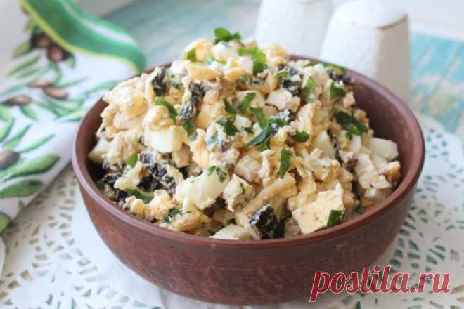 Салат с курицей, черносливом и грецкими орехами