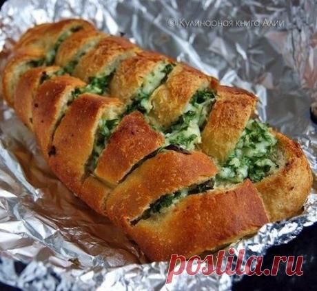 Простая закуска- хрустящий батон с сыром и чесноком.