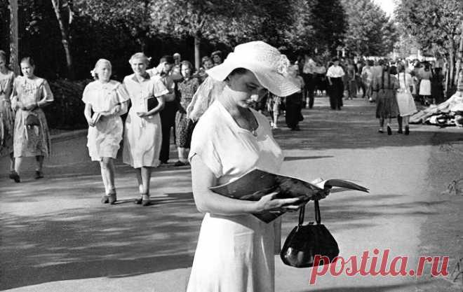 Прабабушка осталась вдовой в 27 лет. И две девочки на руках. А крошечный мальчик умер. Денег очень мало, жить тяжело... Жалованье маленькое, надо быть очень, очень бережливой. Экономить и разумно расходовать деньги на ведение хозяйства. Она так и делала. Так и жила. А потом увидела в магазине эти туфли. Роскошные, модные, лакированные, на каблучке-«рюмочке»...