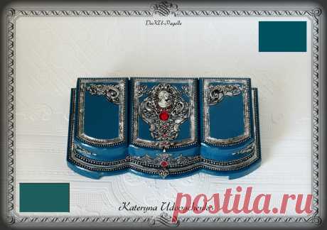 Шкатулочка на три отделения "Золотая клетка". Цветопередача на фото неточная. Близкие к оригиналу цвета разместила на некоторых фото. Темно-бирюзовый цвет она имеет при дневном свете, и холодный винтажно-синий при искусственном.