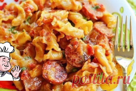 КАК ПРИГОТОВИТЬ МАКАРОНЫ: 5 ВКУСНЫХ РЕЦЕПТОВ 

1. Макароны по-флотски 

ИНГРЕДИЕНТЫ: 
● мясной фарш 500 г 
● макароны 400 г 
● репчатый лук 1 шт. 
● растительное масло по вкусу 
● соль, перец по вкусу 

ПРИГОТОВЛЕНИЕ: 
Отварить макароны до готовности в подсоленной воде. Мелко нарезать лук. Разогреть сковороду с растительным маслом, выложить мясной фарш. Если говядина жесткая, можно добавить немного кипящей воды. Когда мясо начнет подрумяниваться, добавить нарезанный лук. П...
