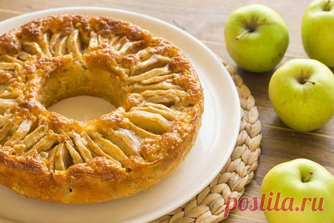 CIAMBELLONE DI MELE | Fatto in casa da Benedetta Il CIAMBELLONE DI MELE è una ricetta facile e veloce che piacerà davvero a tutti, grandi e bambini! La particolarità di questa ciambella è l'altissimo contenuto di mele; infatti soli 150 grammi di farina accolgono circa 1 kilo di mele!