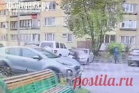 В Петербурге курсант МЧС спас женщину от грабителя с ножом и попал на видео. В Кировском районе Санкт-Петербурга курсант МЧС спас женщину от грабителя с ножом. Действия молодого человека попали на видео. На появившихся кадрах видно, как петербуржец гонится за преступником. Последнему удается скрыться, но он все же бросает украденную сумку на землю.