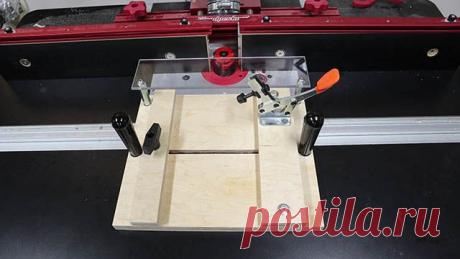 Салазки для фрезерного станка В этой статье мастер расскажет, как сделать салазки для фрезера. Такие салазки нужны при обработке деревянных деталей, а именно для фрезерования пазов. Салазки позволяют зафиксировать обрабатываемую заготовку под прямым углом и, перемещая по направляющим, сделать ровный точный паз. Салазки имеют