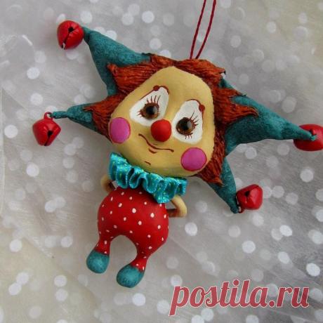 Помните показывала нарисованного клоунчика, вот такой он вышел, не по эскизу совсем, а за спиной так же держит тюльпан. Отправился на мартовский artflection в Москву, будет поздравлять всех женщин 5 и 6. #artflection #клоун #папье_маше #игрушка #висюлька