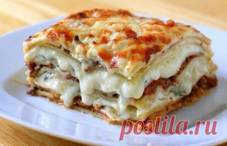 Лазанья с соусом "Бешамель"  

Ингредиенты: 

● Тесто листовое для лазаньи -0,5 кг 
● Фарш мясной (лучше свиной)- 0,5 кг 
● Шампиньоны- 300 г 
● Томат-паста -5 ст.л. 
● Масло оливковое- 50 мл 
● Лук репчатый- 1 шт. 
● Чеснок -4 зубчика 
● Сыр пармезан -100 г 
● Молоко- 0,5 л 
● Сливочное масло- 100 г 
● Мука- 50 г 
● Мускатный орех 
● Базилик 
● Соль, перец черный молотый 

Приготовление: 

1. Чеснок и лук почистить и мелко нарезать, обжарить до золотистого цвета на оливко...