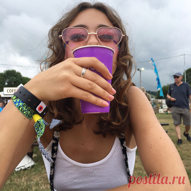 Публикация Ella Purnell в Instagram • Июн 30 2017 в 3:49 UTC 31.4 тыс. отметок «Нравится», 194 комментариев — Ella Purnell (@ella_purnell) в Instagram: «Glastoooooo laaavvvvv 💜»
