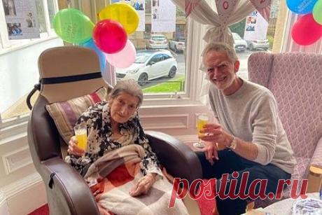 102-летняя женщина объехала мир и назвала свой секрет долголетия. Кристин Миллер из Великобритании отпраздновала 102 день рождения и назвала свой секрет долголетия. В молодости женщина успела объехать мир: перебралась в Малайзию и путешествовала по городам Америки и Азии. По ее словам, именно путешествия стали ключом к ее долгой и жизни.