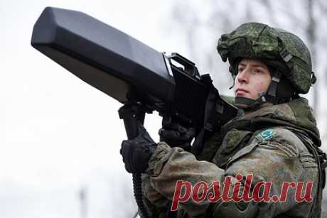 Комплексы «Гарпун-3» применили против дронов в ходе спецоперации. Российские военные применили ручные комплексы борьбы с беспилотными летательными аппаратами «Гарпун-3» в ходе специальной военной операции на Украине. «Гарпун-3» позволяет уничтожать беспилотники электромагнитным импульсом. Комплекс «Гарпун-3» прерывает связь беспилотника с оператором.