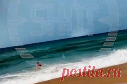 Купающихся при бушующем в море водяном смерче россиян сняли на видео. В Анапе сняли на видео людей, которые купаются в море несмотря на бушующий в нескольких десятках метрах от берега водяной смерч. На кадрах видно нескольких человек, стоящих у края водной глади или частично зашедших в море. «Русские, друзья, никогда ничего не боятся» — говорит автор видео.