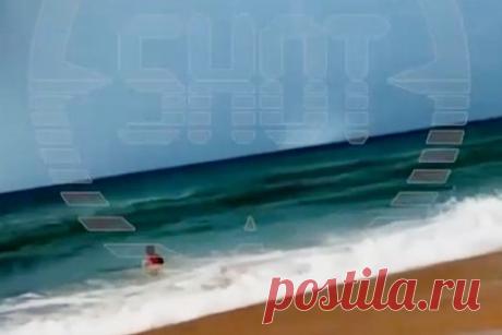 Купающихся при бушующем в море водяном смерче россиян сняли на видео. В Анапе сняли на видео людей, которые купаются в море несмотря на бушующий в нескольких десятках метрах от берега водяной смерч. На кадрах видно нескольких человек, стоящих у края водной глади или частично зашедших в море. «Русские, друзья, никогда ничего не боятся» — говорит автор видео.