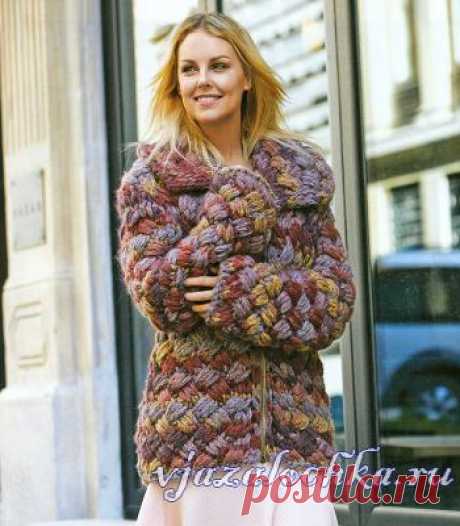 Вязаное пальто узором «плетенка»