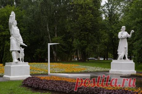 На ВДНХ появилась дверь в параллельный мир. Подведены итоги открытого конкурса арт-объектов для ВДНХ! И первое место досталось Алексею Богомолову — арт-директору книжного издательства «Манн, Иванов и Фербер».