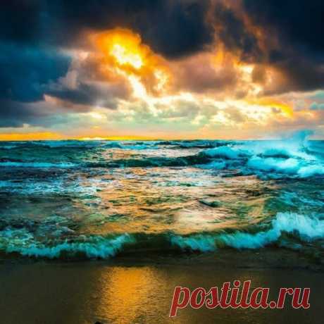 Море потому велико, что и мелкими речками не брезгует...

= Японская пословица =