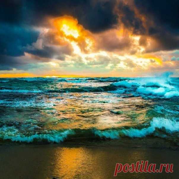 Море потому велико, что и мелкими речками не брезгует...

= Японская пословица =