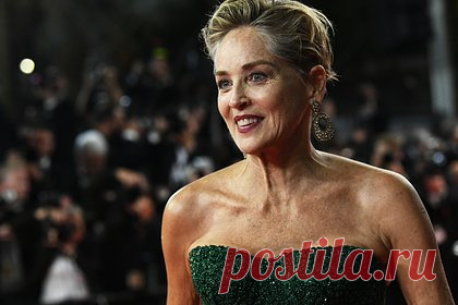 Шэрон Стоун обвинила бывшего главу Sony Pictures в домогательствах. Актриса Шэрон Стоун в подкасте Let’s Talk Off Camera сообщила о домогательствах со стороны одного из бывших руководителей студии Sony Pictures. По ее словам, инцидент произошел в 1980-х годах. «Он подошел ко мне и сказал: "Но сначала…" — и вытащил свой пенис прямо мне в лицо», — поделилась Стоун.