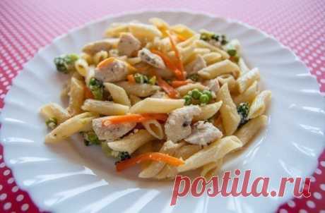 Блюдо супер — паста с курицей, овощами и сливочным соусом