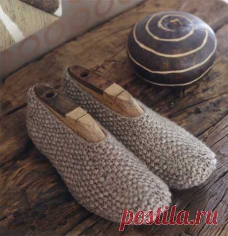Тапочки с узором "рис" из журнала Filati Handknitting вязаные спицами Сегодня купить домашние тапочки очень легко: сходили в магазин, выбрали расцветку, фасон и готово. Но намного приятней, да и уютней ходить по квартире в тапочках, сделанных своими руками, именно – в вязаных домашних тапочках. Зимой удобные и теплые тапочки будут просто незаменимы.