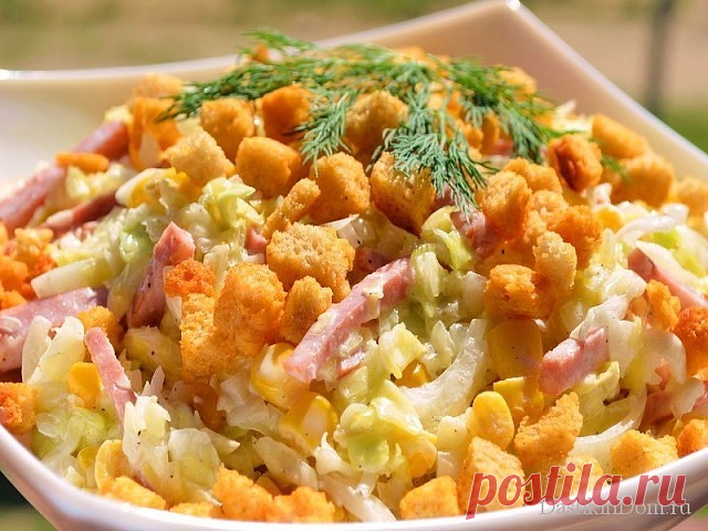 Салат с сухариками.
Ингредиенты:

Огурец свежий большой — 1 шт.
Грудка куриная отварная (или куриная ветчина) — 250 г
Сыр твёрдых сортов — 70–100 г
Кукуруза — 1 банка
Чеснок
Сухарики
Майонез