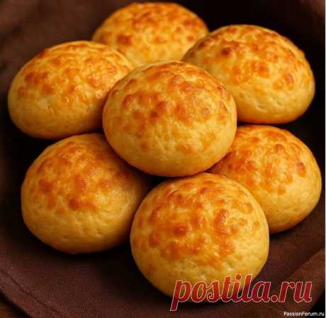 Сырные булочки на кефире Горячие, пышные, ароматные! 😍Ингредиенты:Кефир &mdash; 250 млЯйцо &mdash; 1 шт.Сыр твёрдый &mdash; 120 гМука &mdash; около 2 стакановРазрыхлитель &mdash; 1,5 ч. л.Соль &mdash; 0,5 ч. л.Масло сливочное &mdash; для смазыванияКак готовить:Взбиваем яйцо с кефиром, добавляем соль.Всыпаем...