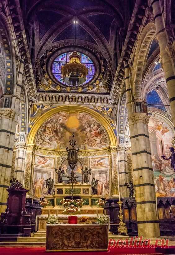 If the exteriors of the Siena Cathedral failed to make an impact on you, its interiors will surely take your breath away. / Интерьер Сиенского собора  |  Pinterest