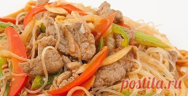 7 вариантов приготовления салата из фрунчозы 
Выбираем на любой вкус 
 
1. Фрунчоза по- корейски 
Для приготовления понадобится: 
Вермишель фунчоза – 145 гр 
морковь – 100 гр 
огурцы свежие – 145 гр 
перец сладкий – 45 гр 
чеснок – 15 гр 
зелень – 30 гр 
заправка для фунчозы – 115 гр 
Приступаем к приготовлению: 
Фунчозу залить кипятком на 5-7 мин., откинуть на дуршлаг и промыть холодной кипячёной водой. Все овощи, кроме чеснока и зелени, нашинковать тонкой соломкой, зелен...