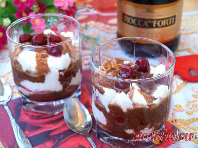 Творожный десерт с вишней и шоколадом.