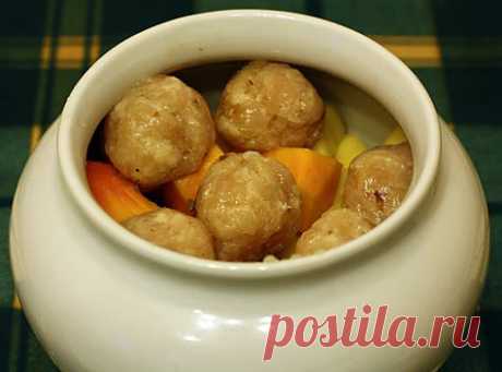 Куриные фрикадельки с овощами в горшочке.