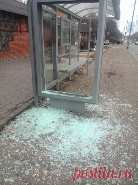 буквально через неделю после установки, благодаря Серпуховским вандалам, автобусный павильон лишился стекла на одном из рекламных носителей. Что именно заставило хулиганов совершить этот поступок, можно только гадать, не исключено, конечно, что это было случайным происшествием или показалось довольно веселым занятием, а возможно кому-то не куда было деть силушку богатырскую. Сложно верить, что злоумышленники раскаются, ведь часто совесть у таких людей отсутствует.