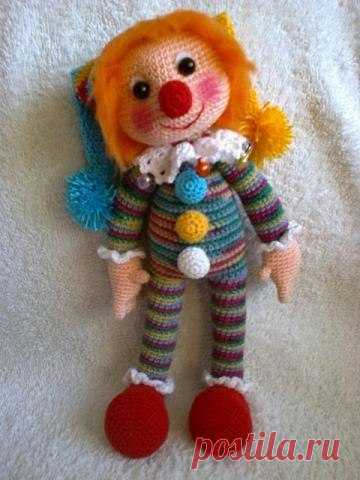 ВЯЗАНЫЙ КЛОУН МАТВЕЙКА

#вязание #игрушки #описание @vrukodelii товары для рукоделия Вы можете заказать в нашем интернет-магазине 
Посмотреть ассортимент: http://handmademart.net/cat/materialyi/nitki/page/2/ Условия:http://handmademart.net/dostavka/ Ботиночки ( две штуки)
вязать крючком 2.5, чтобы держали форму при набивке
1ряд: 2вп,во вторую петлю от крючка = 6сбн
2ряд: прибавка в каждый сбн = 12сбн
3 ряд: 1сбн,прибавка – 6 раз = 18сбн 
4 ряд : 2 сбн,прибавка -6 раз = 24 ...