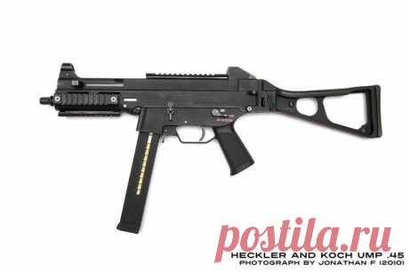 Самое мощное стрелковое оружие, пистолет-пулемёт UMP45 под патрон 45 ACP Пистолет-пулемет UMP (Universal Machinen Pistole) производства знаменитой немецкой оружейной компании Heckler & Koch мог бы и не попасть в рейтинг самого мощного стрелкового оружия, если бы не выпуска...