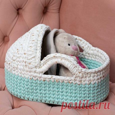 Tatiana Корзинки
Люлечка для куклы. Связана из трикотажной пряжи Arachna. 
Деревянное дно  с глянцевым защитным покрытием Diamond Shine.  Внутренние размеры: 19 х 29 см
Высота борта 10 см
Высота с капюшоном 18 см