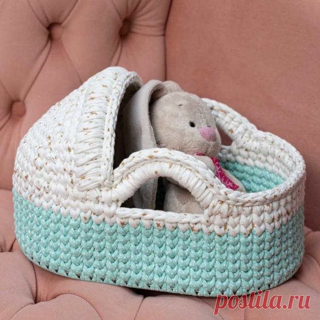 Tatiana Корзинки
Люлечка для куклы. Связана из трикотажной пряжи Arachna. 
Деревянное дно  с глянцевым защитным покрытием Diamond Shine.  Внутренние размеры: 19 х 29 см
Высота борта 10 см
Высота с капюшоном 18 см