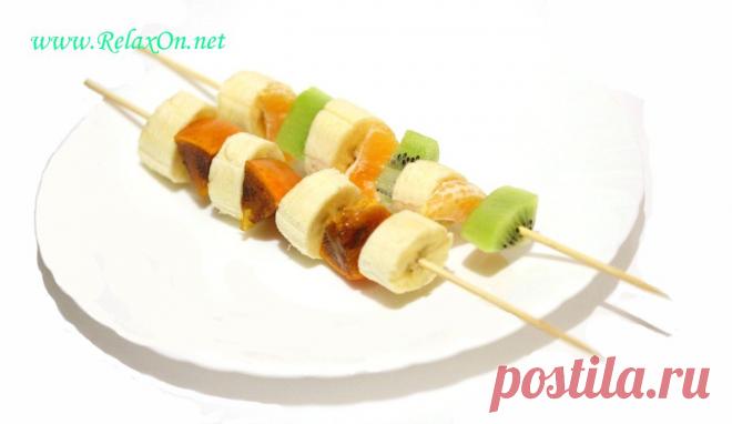 Канапе фруктовые на шпажках
