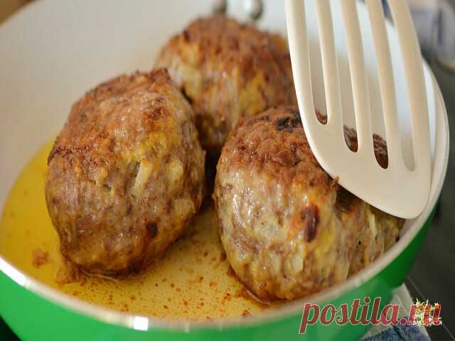 8 рецептов вкусных котлеток и тефтелек.


1.Капустные котлеты.

Состав; 500 г капусты,2 столовые ложки манной крупы,2 столовые ложки молотых сухарей,соль по вкусу,3 столовые ложки растительного масла,0,5 стакана воды.
Приготовление
Капусту мелко нарезать, положить в кастрюлю, добавить воду, 1 столовую ложку растительного масла и тушить до полуготовности.
В кипящую массу всыпать тонкой струйкой манную крупу, варить, непрерывно помешивая, 10-15 минут, посолить, размешать и с...