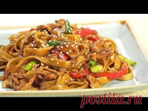 Вкусный ужин за 25 минут! ЛАПША УДОН С КУРИЦЕЙ и овощами в соусе терияки. Рецепт от Всегда Вкусно! - YouTube Ингредиенты: Лапша удон 50 г Куриное филе 150 г Шампиньоны 200 г Перец болгарский 1 шт. Лук репчатый 1 шт. Соус терияки 30 мл Паприка по вкусу Перец чили сладкий 1/2 ч. л. Соль по вкусу Чеснок 2 зуб. Приготовление: На разогретую сковородку с маслом отправляем куриное филе и обжариваем до золотистого цвета.